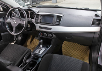 Подержанный автомобиль Mitsubishi Lancer Sedan 2011 года (11 фото)