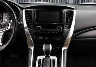 Подержанный автомобиль Mitsubishi Pajero Sport 2019 года (14 фото)