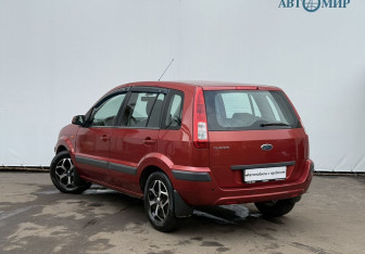 Подержанный автомобиль Ford Fusion 2007 года (7 фото)