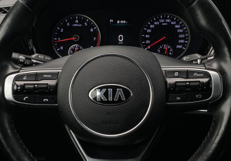 Подержанный автомобиль Kia K5 2021 года (15 фото)
