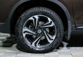 Подержанный автомобиль DongFeng AX7 2017 года (5 фото)