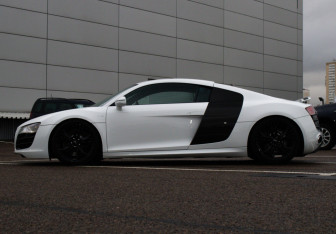 Подержанный автомобиль Audi R8 Coupe 2011 года (8 фото)