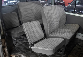 Подержанный автомобиль Toyota HiAce 2002 года (11 фото)