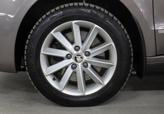 Подержанный автомобиль Skoda Superb Liftback 2014 года (26 фото)