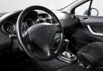 Подержанный автомобиль Peugeot 308 Hatchback 2011 года (14 фото)