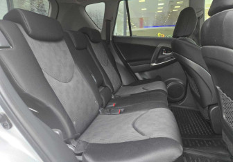 Подержанный автомобиль Toyota RAV4 2011 года (11 фото)