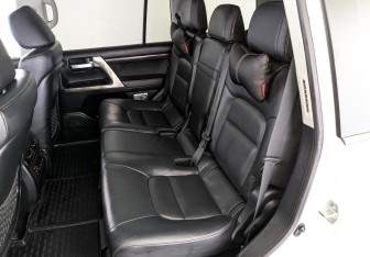 Подержанный автомобиль Toyota Land Cruiser Suv 2015 года (18 фото)