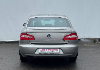 Подержанный автомобиль Skoda Superb Liftback 2010 года (6 фото)