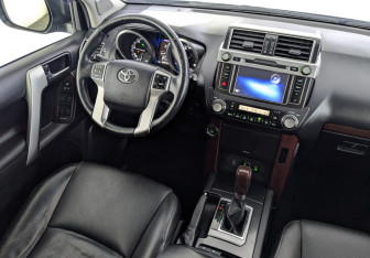 Подержанный автомобиль Toyota Land Cruiser Prado 2015 года (30 фото)
