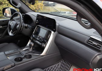 Подержанный автомобиль Lexus LX 2024 года (8 фото)
