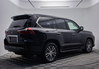 Подержанный автомобиль Lexus LX 2017 года (5 фото)