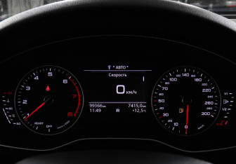 Подержанный автомобиль Audi A4 Sedan 2018 года (11 фото)