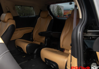 Подержанный автомобиль Kia Carnival 2022 года (9 фото)