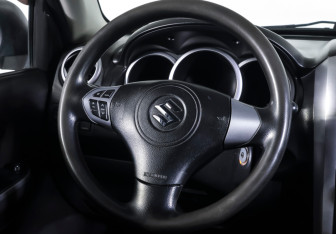 Подержанный автомобиль Suzuki Grand Vitara 2010 года (13 фото)