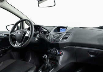 Подержанный автомобиль Ford Fiesta Hatchback 2015 года (5 фото)