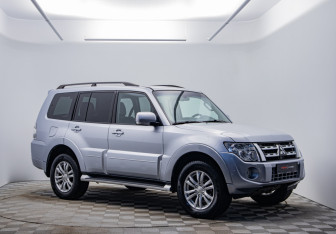 Подержанный автомобиль Mitsubishi Pajero 2011 года (7 фото)