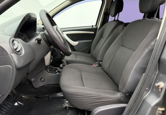 Подержанный автомобиль Nissan Terrano 2014 года (10 фото)