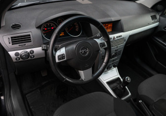 Подержанный автомобиль Opel Astra Sedan 2010 года (9 фото)