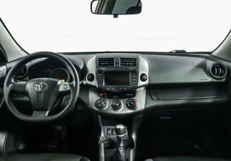 Подержанный автомобиль Toyota RAV4 2010 года (8 фото)