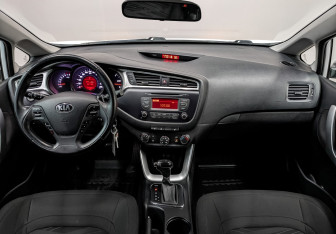 Подержанный автомобиль Kia Ceed Hatchback 2017 года (14 фото)