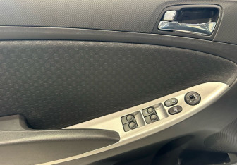 Подержанный автомобиль Hyundai Solaris Hatchback 2012 года (16 фото)