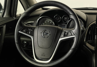 Подержанный автомобиль Opel Astra Hatchback 2011 года (14 фото)