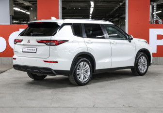 Подержанный автомобиль Mitsubishi Outlander 2022 года (5 фото)
