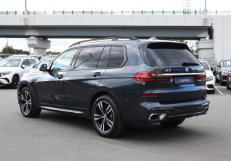 Подержанный автомобиль BMW X7 2021 года (7 фото)