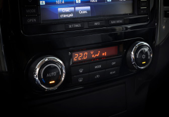 Подержанный автомобиль Mitsubishi Pajero 2015 года (19 фото)