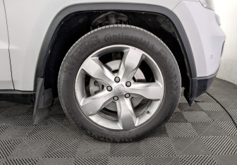 Подержанный автомобиль Jeep Grand Cherokee 2012 года (18 фото)