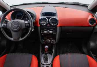 Подержанный автомобиль Opel Corsa 2007 года (13 фото)