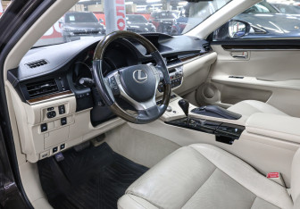 Подержанный автомобиль Lexus ES 2014 года (16 фото)