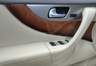 Подержанный автомобиль Infiniti QX70 2015 года (19 фото)
