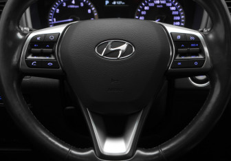 Подержанный автомобиль Hyundai Sonata 2017 года (10 фото)