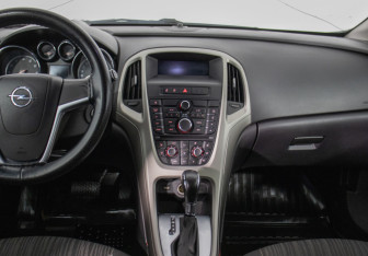 Подержанный автомобиль Opel Astra Wagon 2012 года (14 фото)