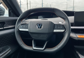 Подержанный автомобиль Changan UNI-V 2024 года (14 фото)