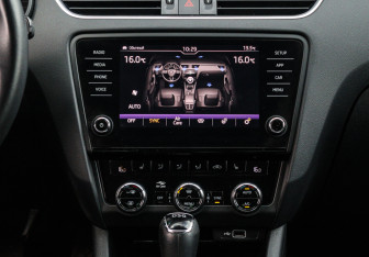 Подержанный автомобиль Skoda Octavia Liftback 2020 года (10 фото)