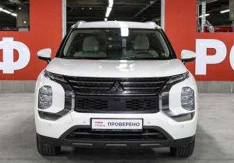 Подержанный автомобиль Mitsubishi Outlander 2022 года (2 фото)