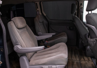 Подержанный автомобиль Chrysler Town & Country 2006 года (11 фото)
