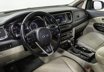 Подержанный автомобиль Kia Carnival 2018 года (10 фото)
