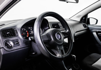 Подержанный автомобиль Volkswagen Polo Hatchback 2010 года (12 фото)
