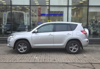 Подержанный автомобиль Toyota RAV4 2011 года (5 фото)