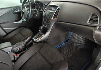 Подержанный автомобиль Opel Astra Hatchback 2013 года (9 фото)