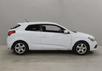 Подержанный автомобиль Kia Ceed Hatchback 2011 года (4 фото)