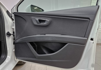 Подержанный автомобиль SEAT Leon Hatchback 2013 года (24 фото)