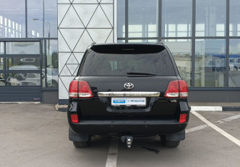 Подержанный автомобиль Toyota Land Cruiser Suv 2008 года (6 фото)