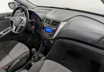 Подержанный автомобиль Hyundai Solaris Hatchback 2012 года (18 фото)