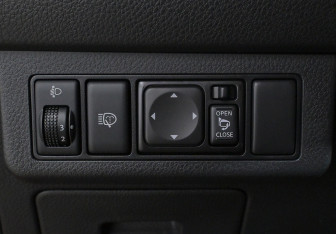Подержанный автомобиль Nissan Tiida Hatchback 2010 года (14 фото)