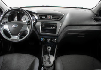 Подержанный автомобиль Kia Rio Sedan 2015 года (11 фото)