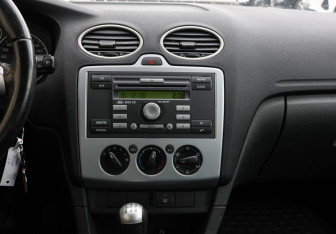 Подержанный автомобиль Ford Focus Sedan 2006 года (14 фото)